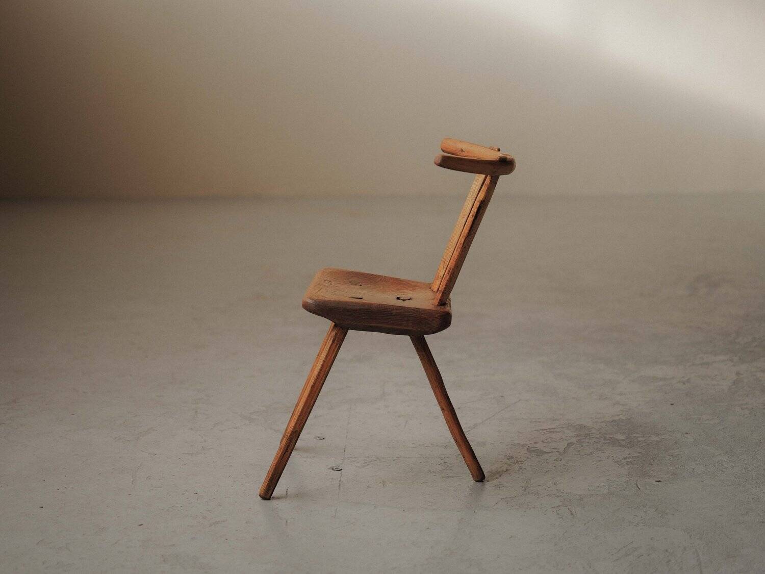 Small alpine chair in solid pine, folk art, early 20th century.