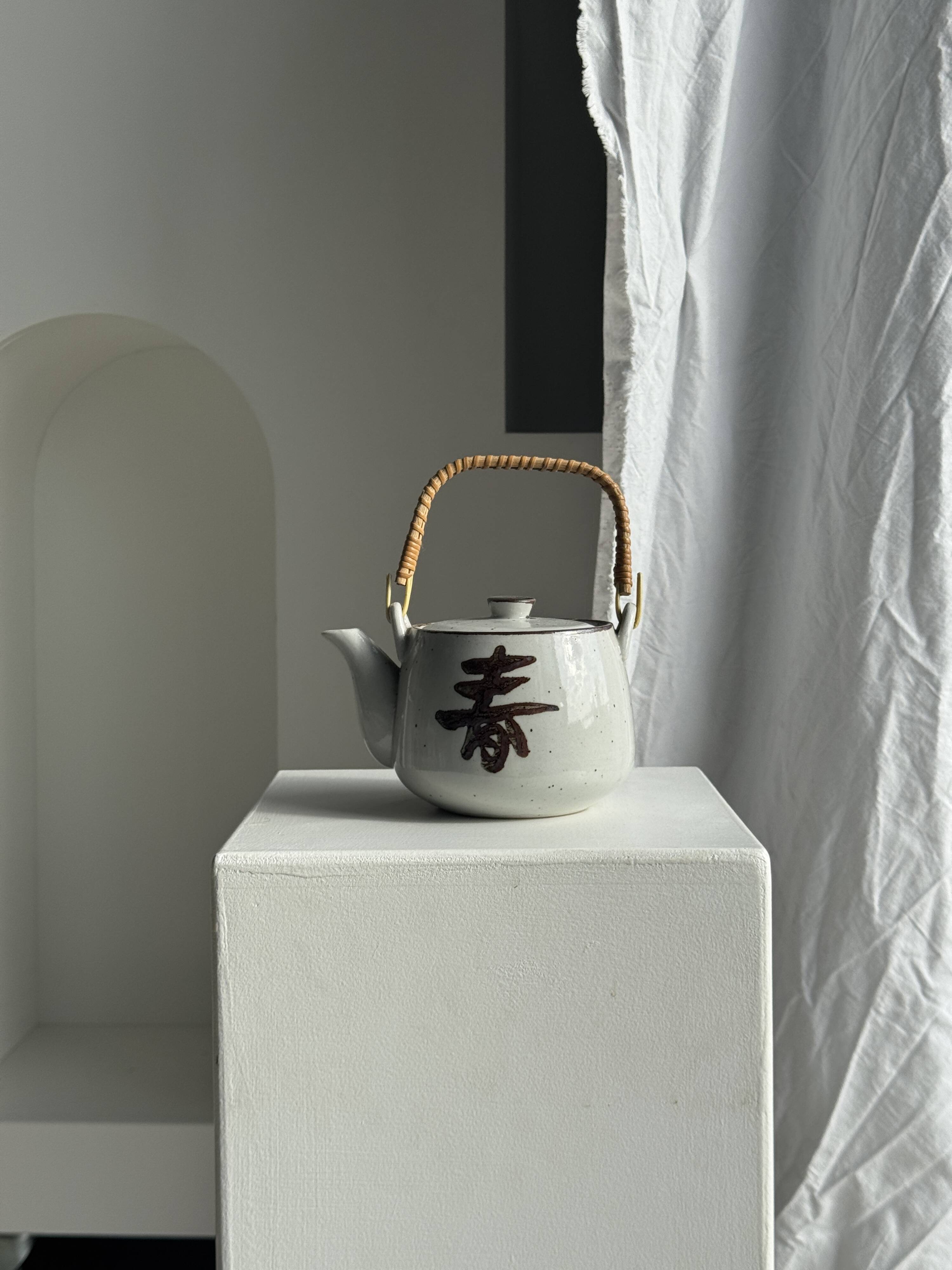 Petite théière asiatique en grès anse en rotin H11 D10