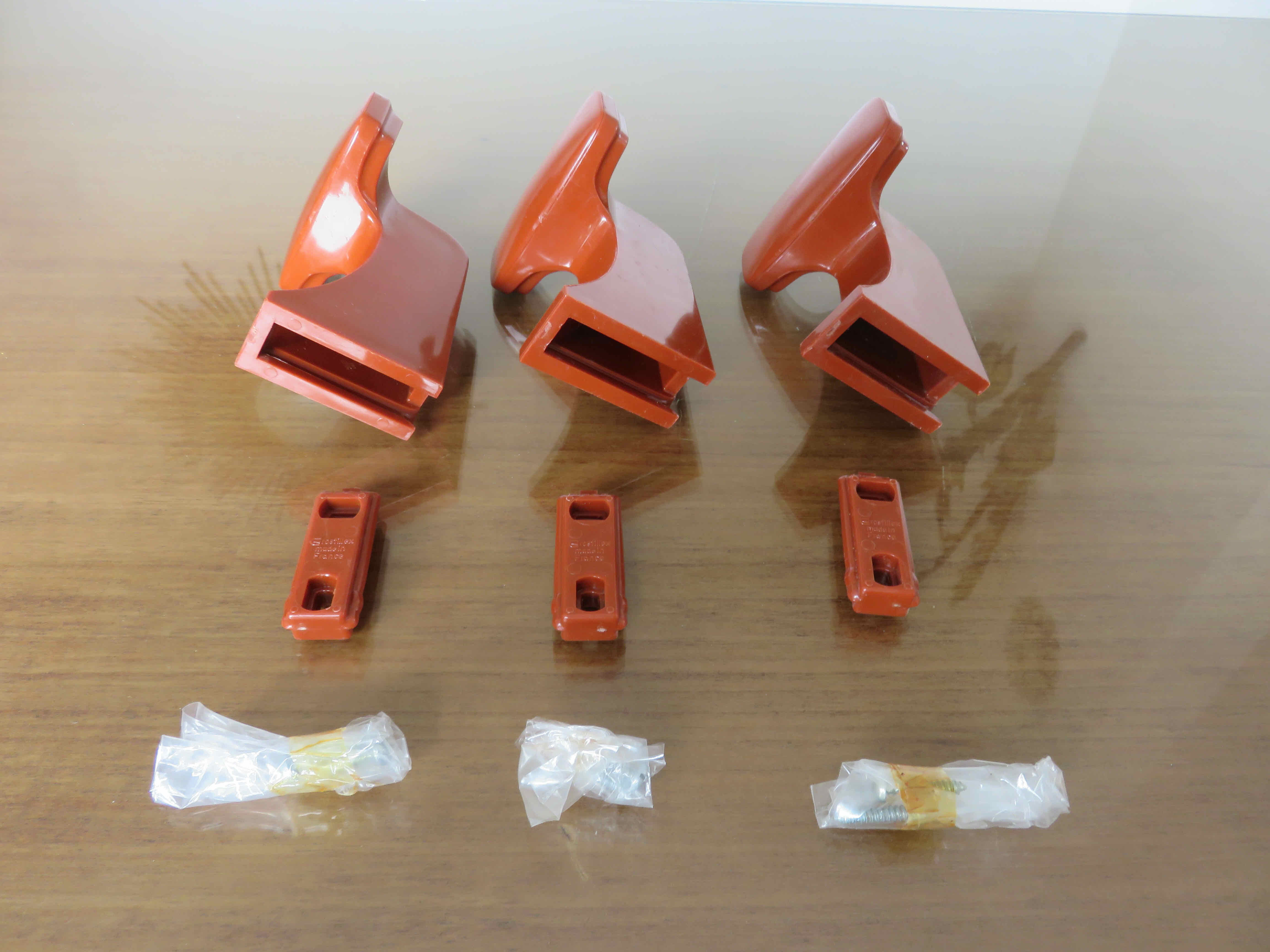 Series of 3 wall hooks grosfillex 70s