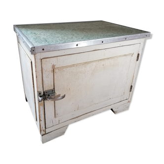 Meuble en bois et zinc