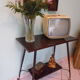 Meuble TV formica, 2 plateaux, sur roulettes atypiques incurvées - Années 60