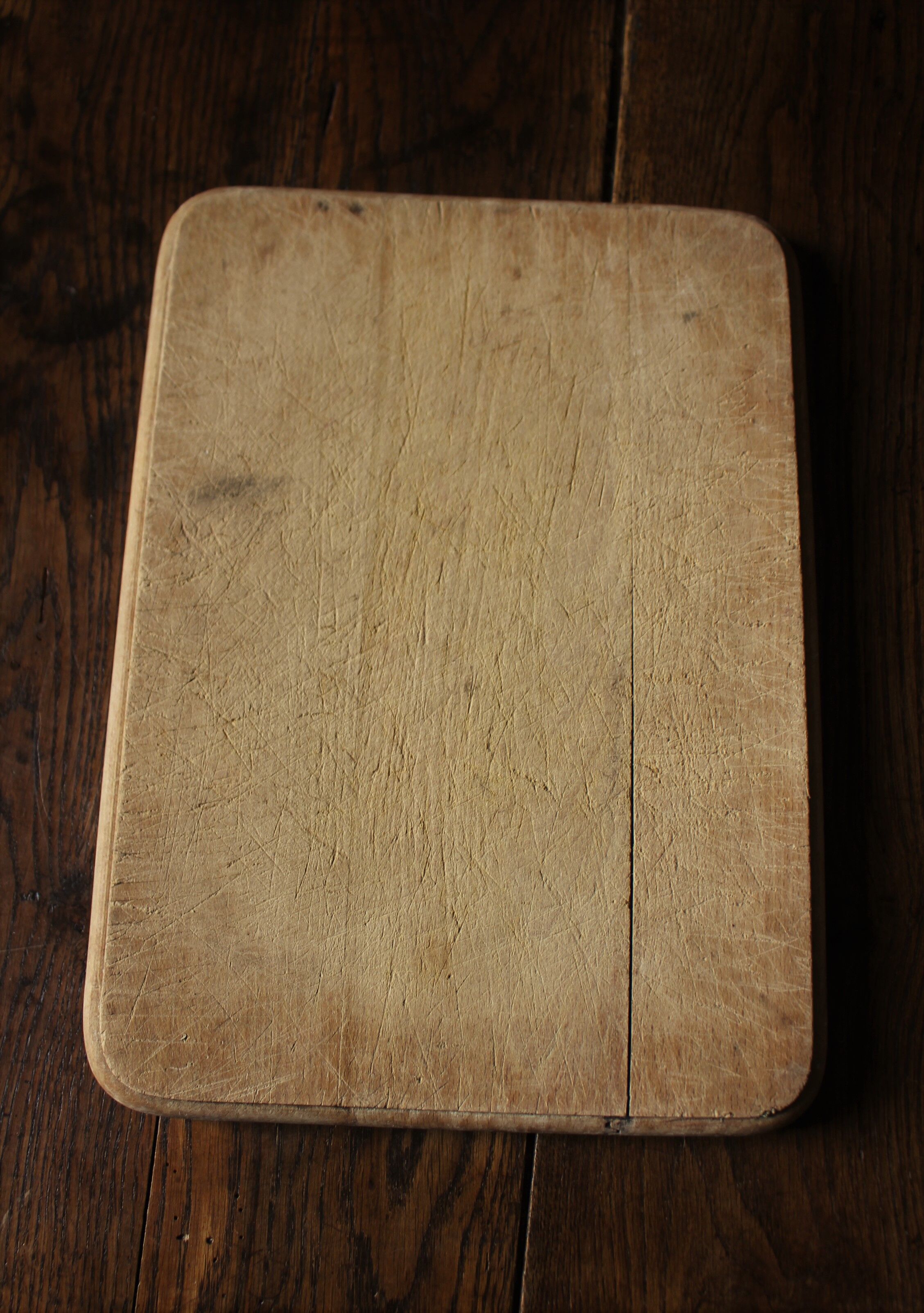 Wooden board to cut rounded edges