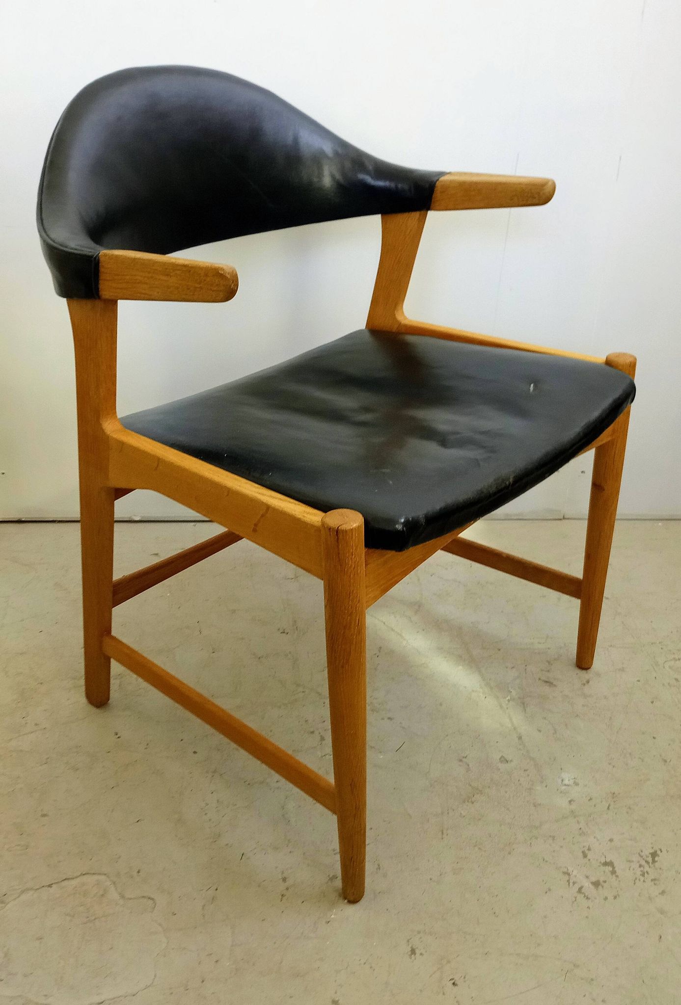 Fauteuil danois en chêne et cuir noir