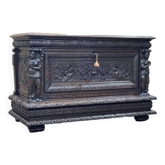 Grand coffre en chêne Renaissance fin 17ème, richement sculpté