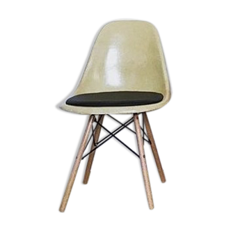 DSW chair by Charles & Ray Eames edited by Herman Miller