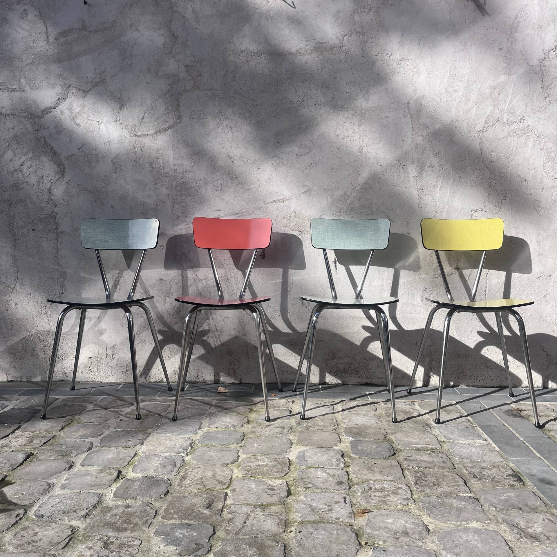 4 chaises en formica