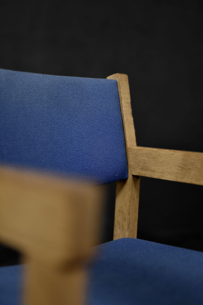 Vintage Danish chair in oak and blue fabric from the mid-century by Hans J. Wegner for Getama, 1960s.