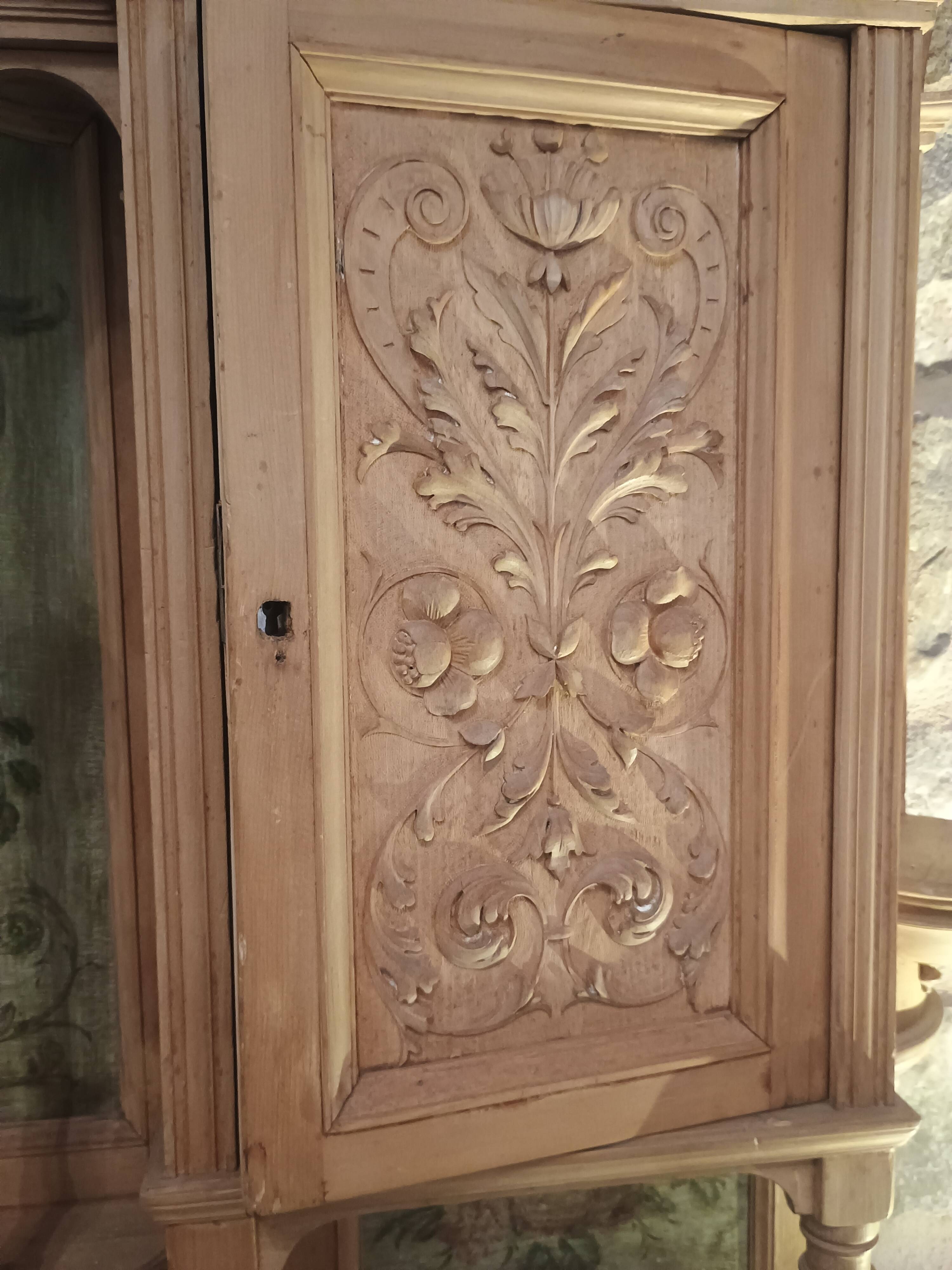 meuble haut de corps d'ornement