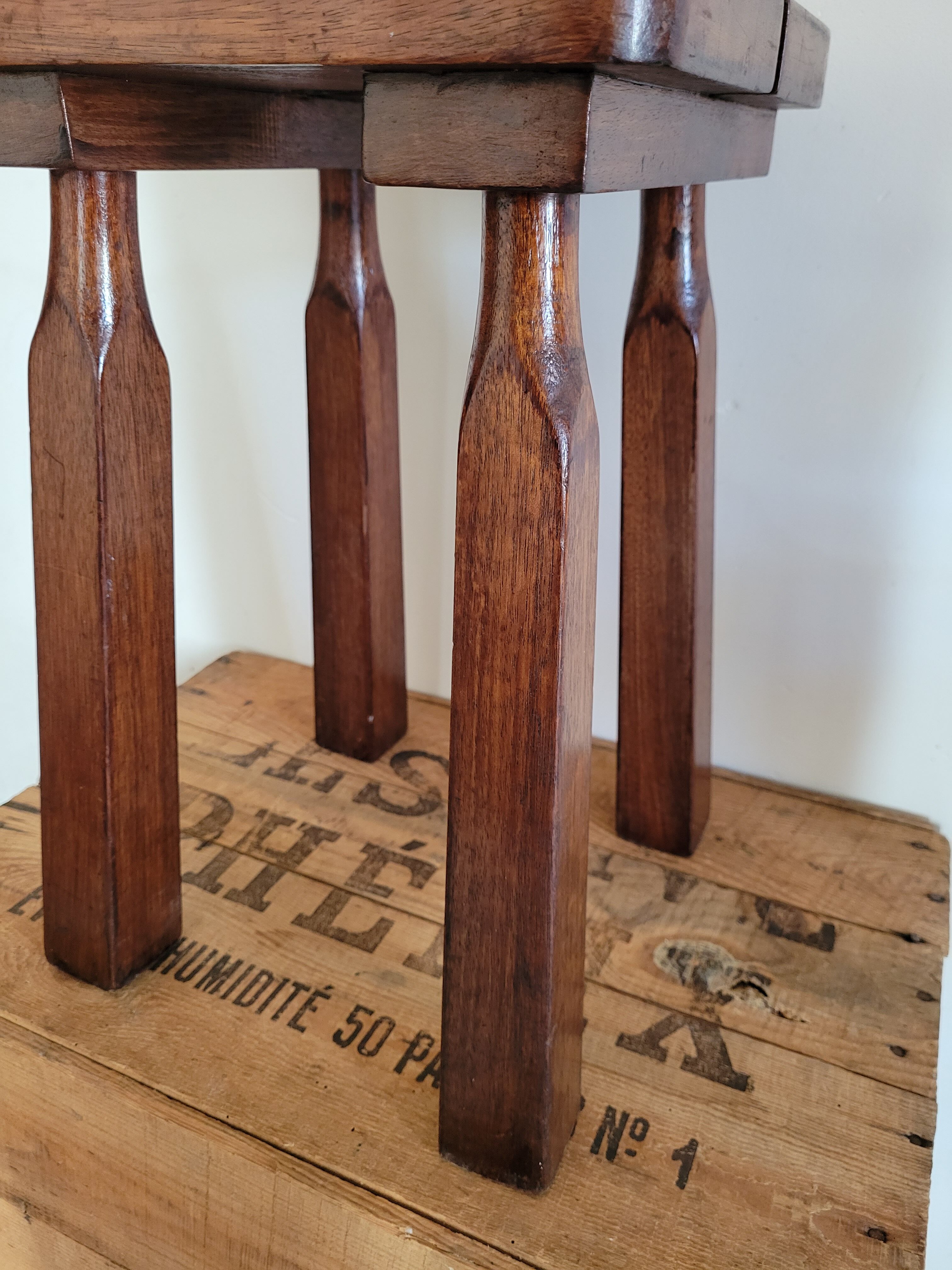 Tabouret brutaliste en bois