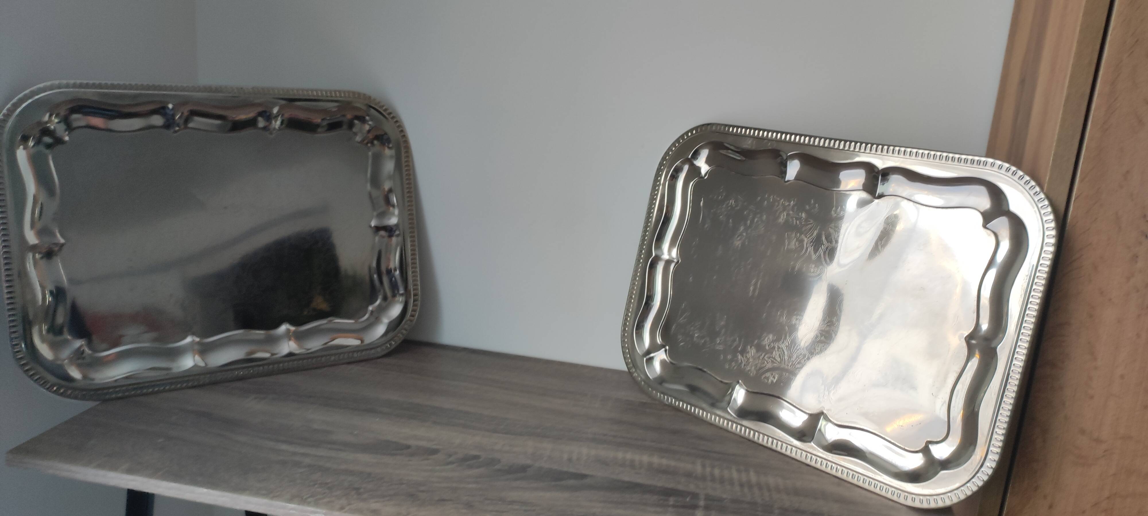 2 rectangular silver-plated metal dishes with an 80s pattern.