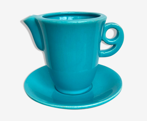Pot à lait sur assiette