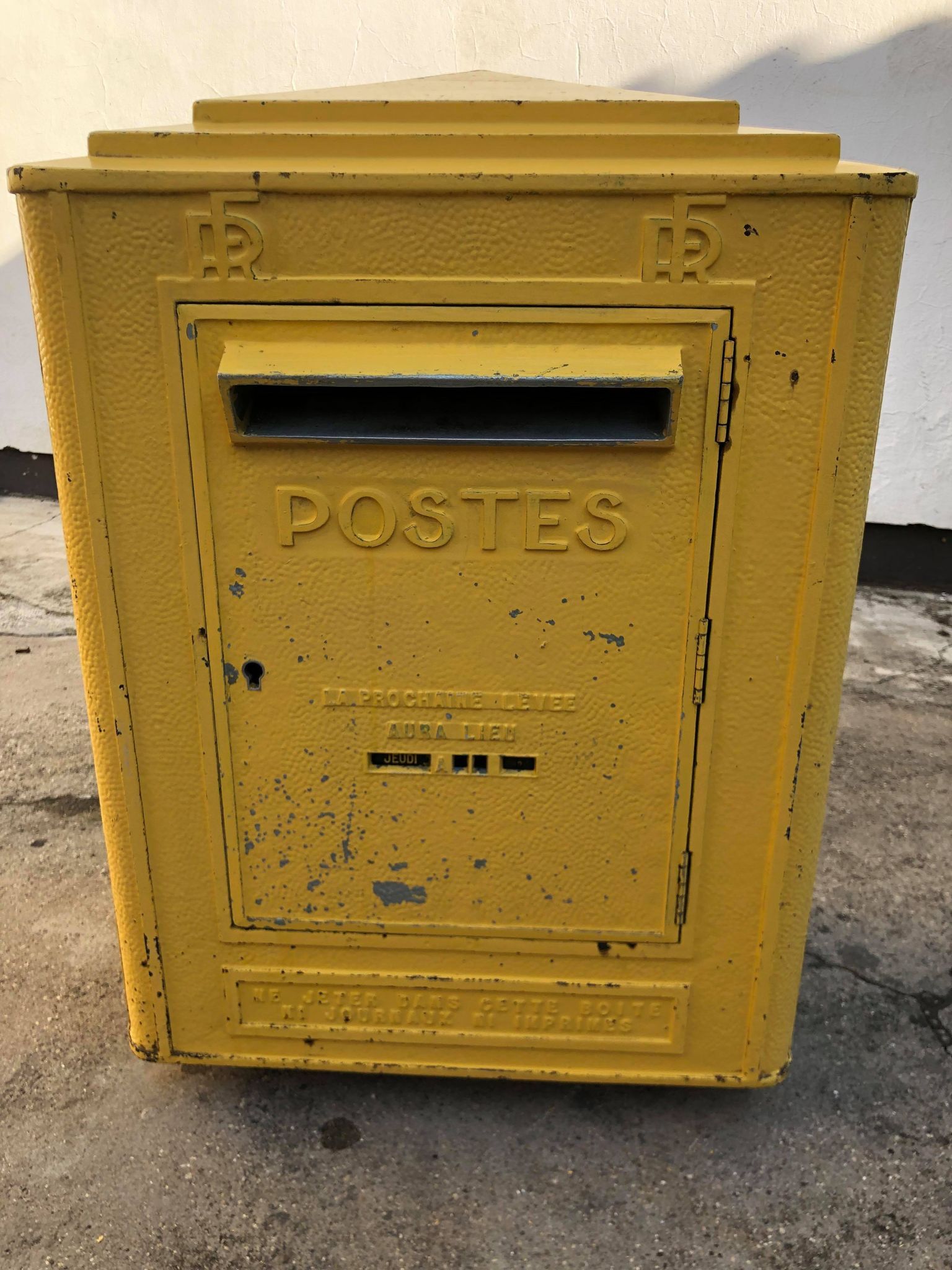 old large mailbox the post ptt dejoie / year 50 / height 82cm