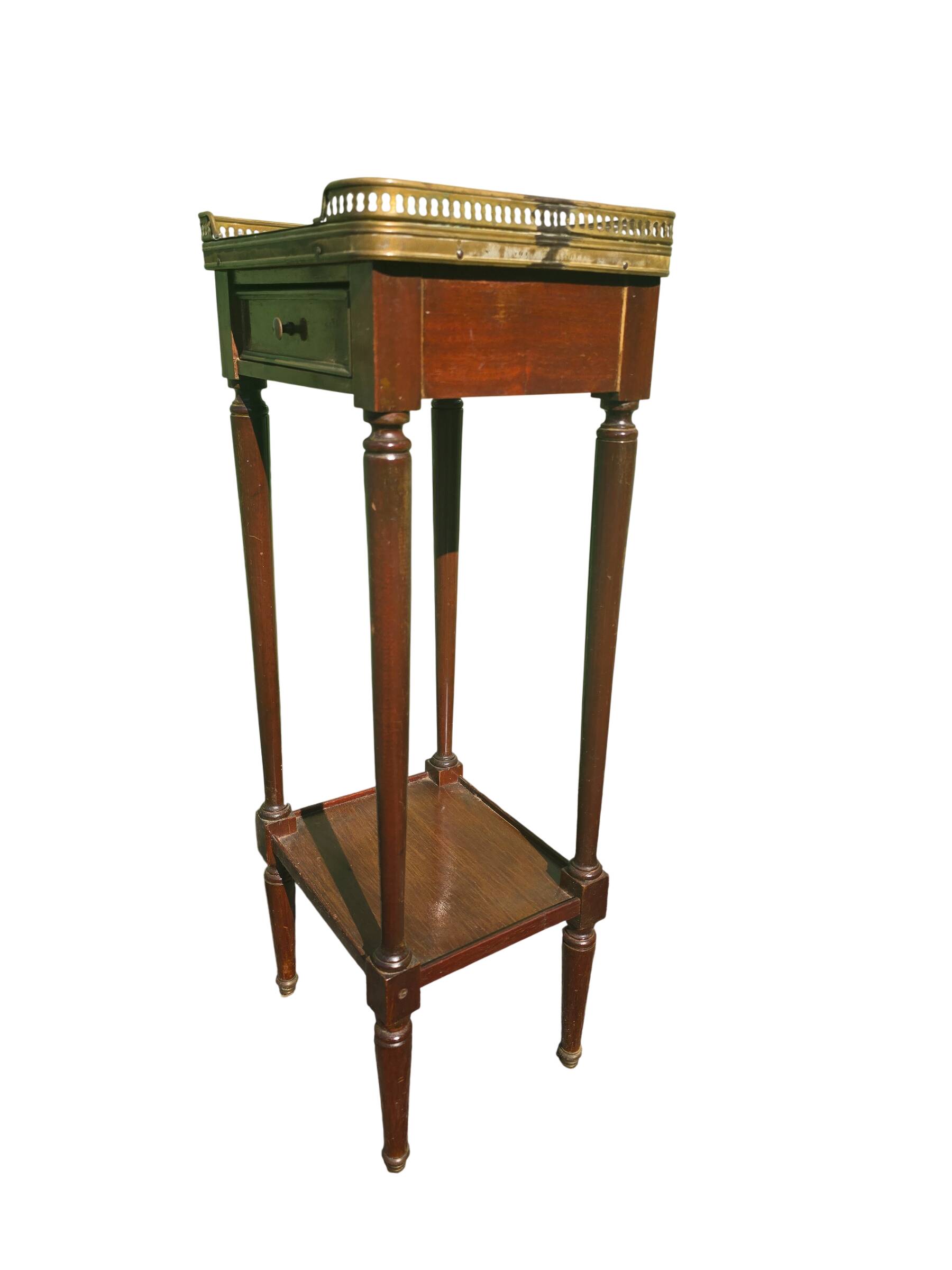 Table d’appoint style Louis XVI en acajou, marbre et laiton – vers 1900