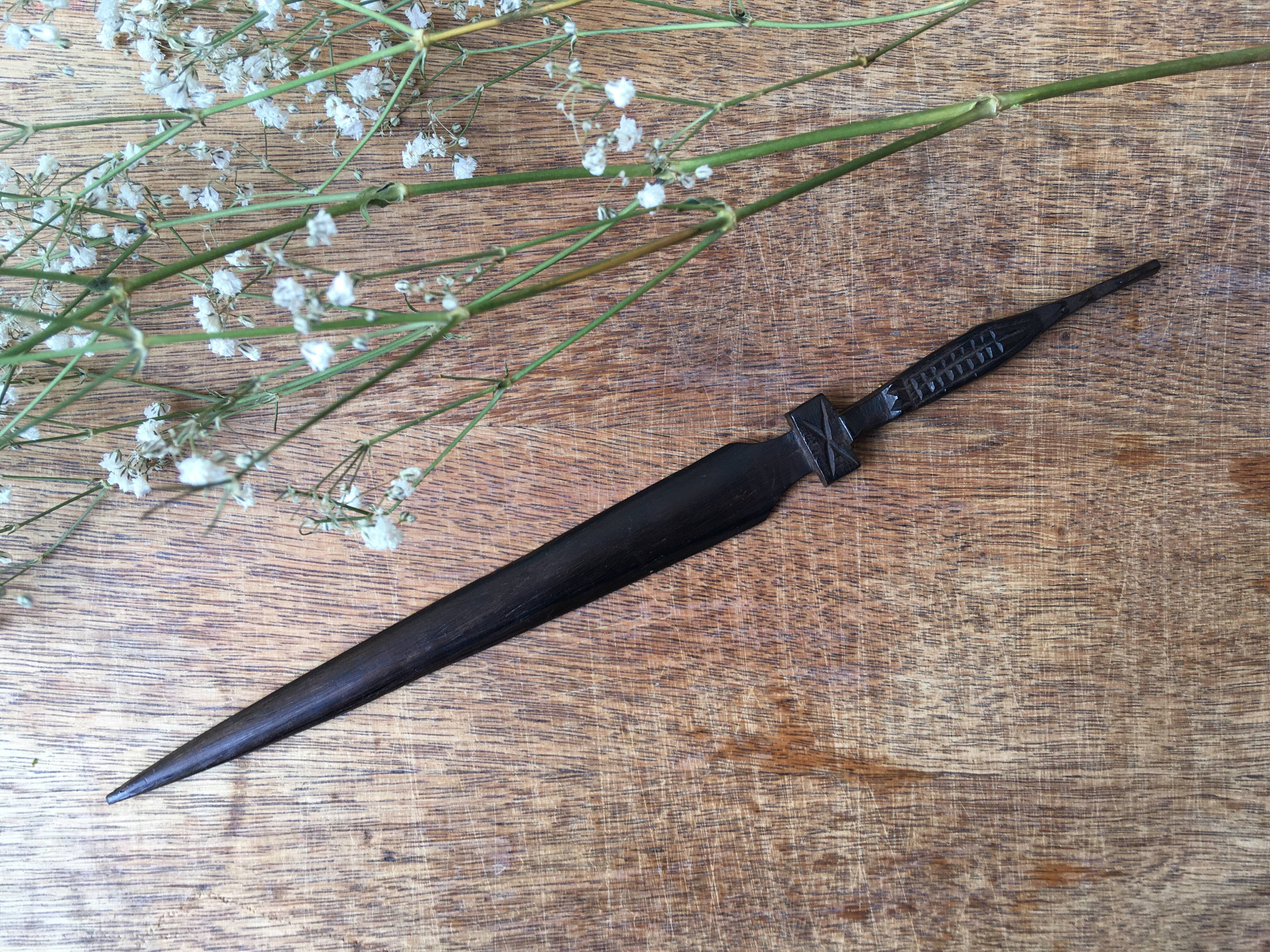 Coupe papier ancien en bois sculpté