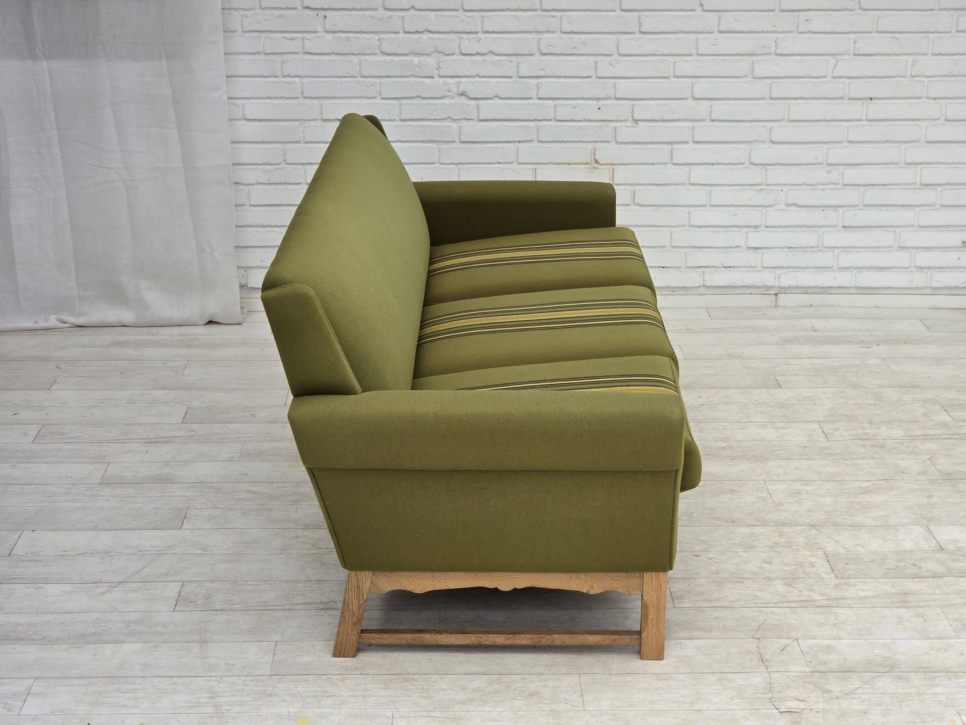 Canapé danois 3 places des années 1970, en laine de mobilier verte, bois de chêne.