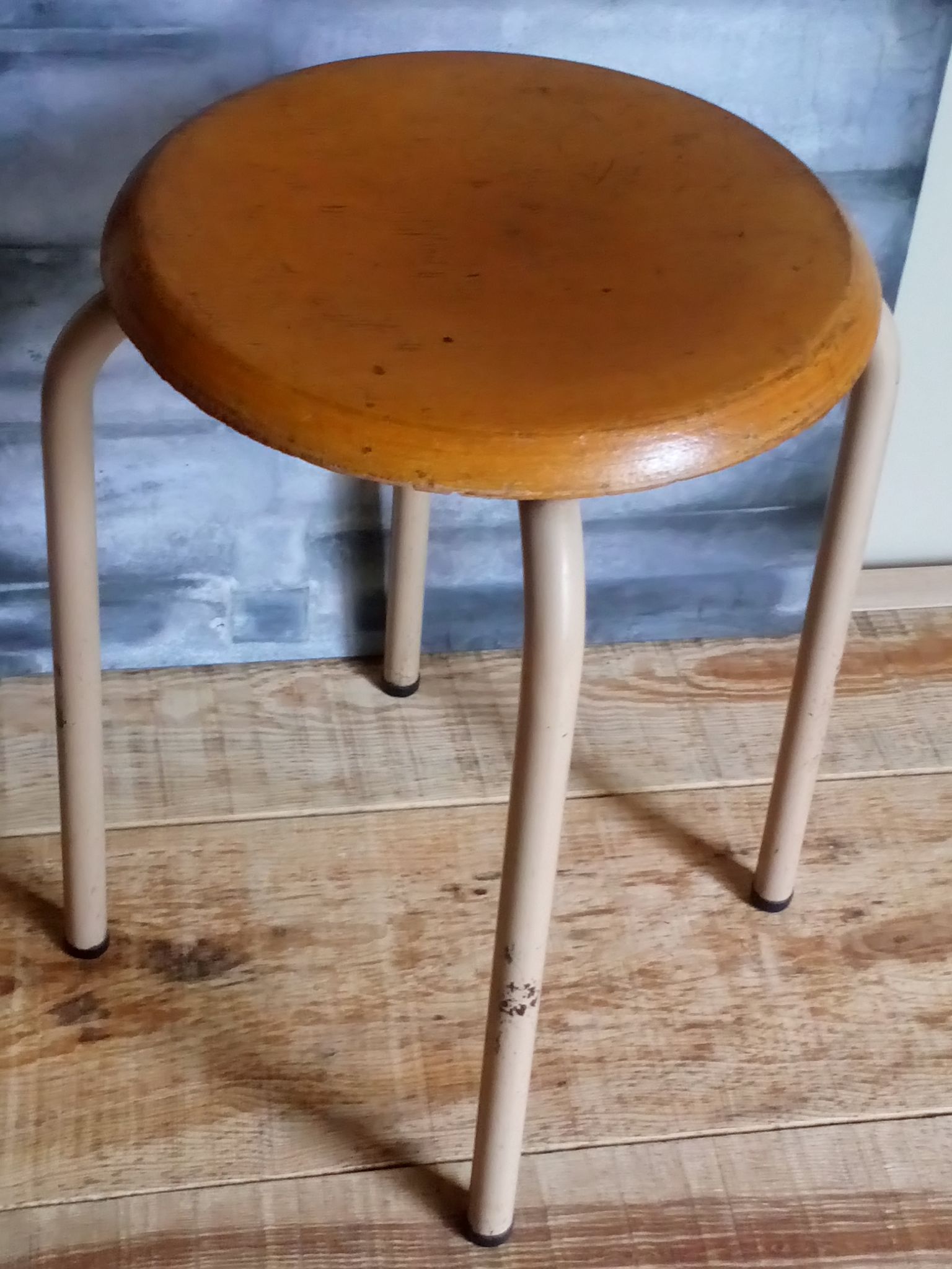 Workshop stool feet in metal tubes