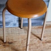 Workshop stool feet in metal tubes