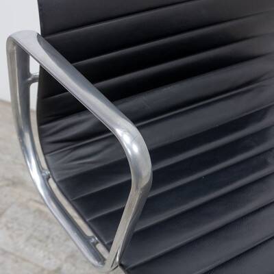 Vitra Aluminum Chair EA 118
