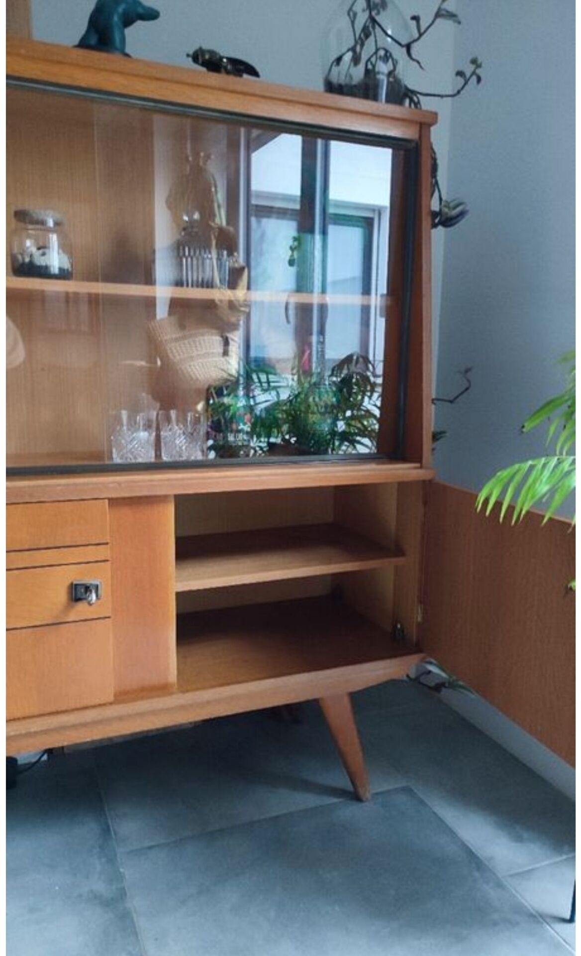 Buffet vitrine pieds compas