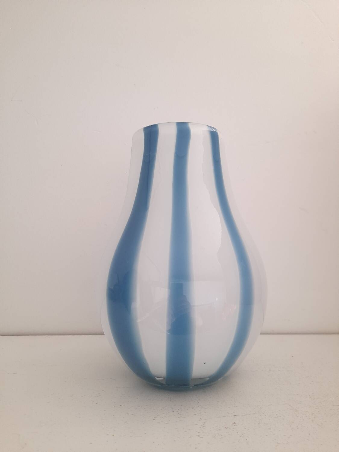 Beau vase en verre blanc ligné bleu 80s