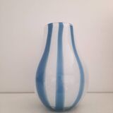 Beau vase en verre blanc ligné bleu 80s