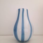 Beau vase en verre blanc ligné bleu 80s