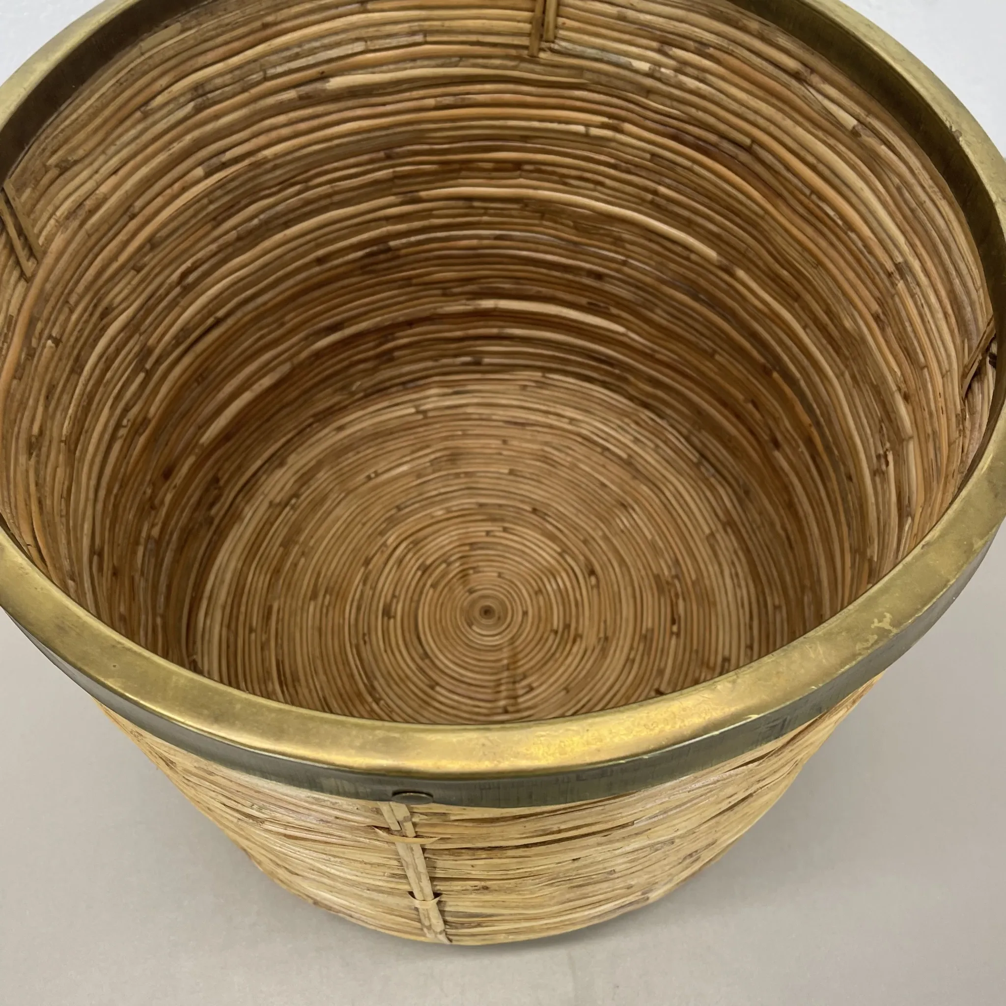 xl 31 cm, rare rattan and brass waste basket in the Crespi-Albini style, Italy 1970