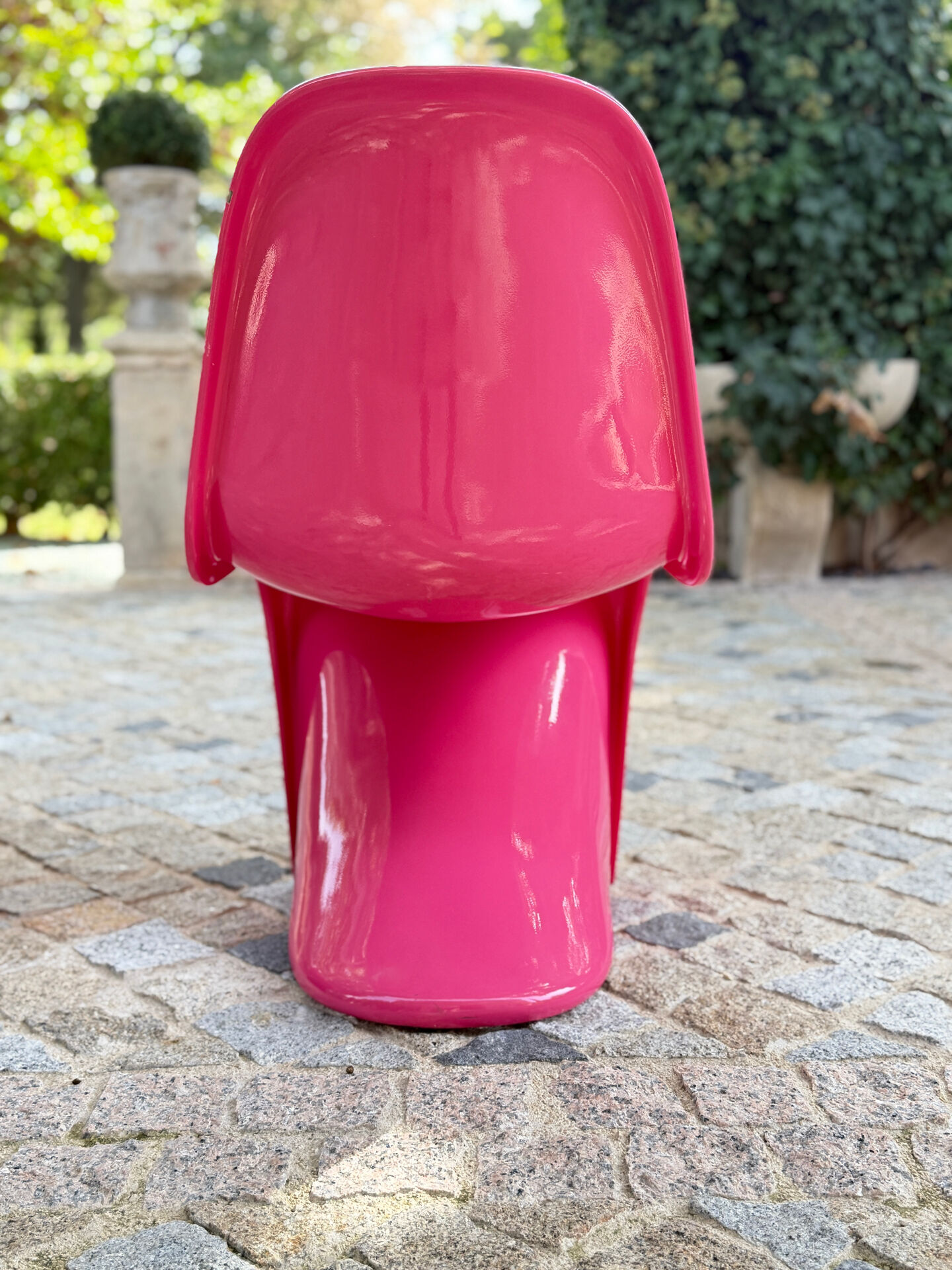 Pair of S-shaped chairs in fuchsia fibreglass – Space Age style