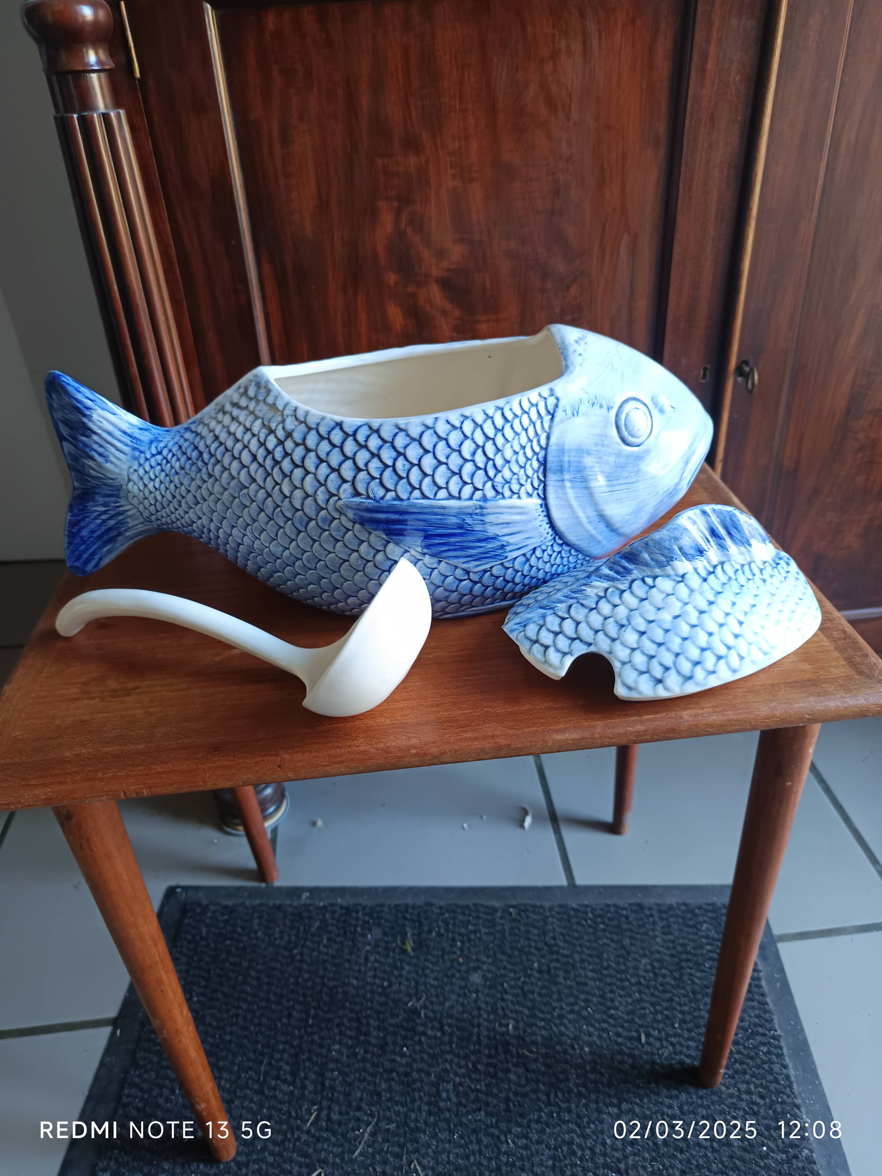 Fish-shaped slip tureen