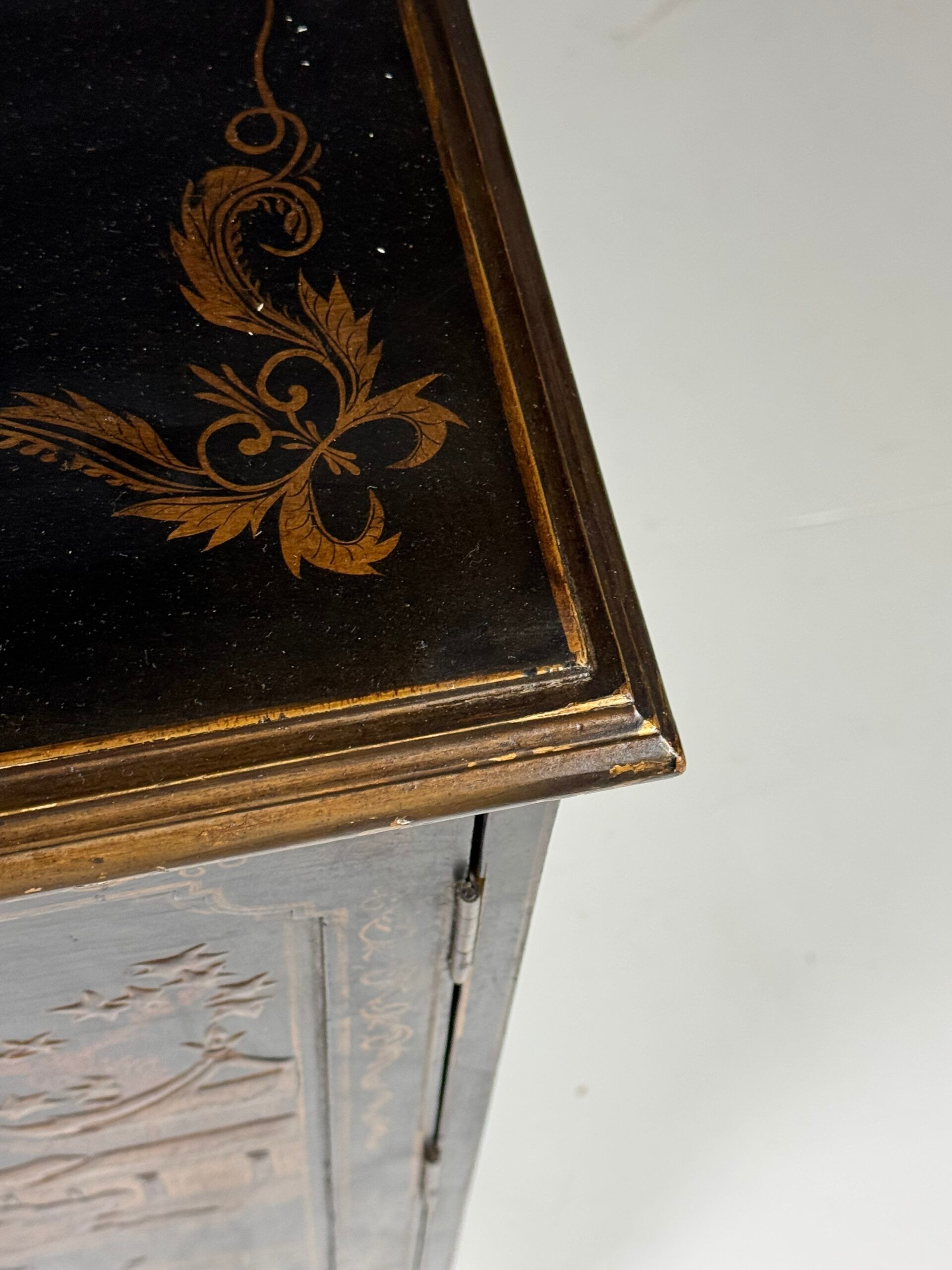 Cabinet laqué chinoiserie du 20e siècle anglais