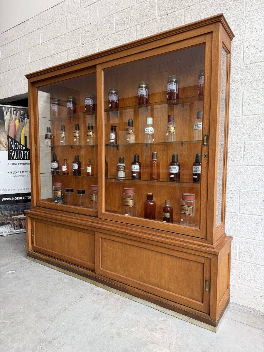 Ancienne vitrine de pharmacie