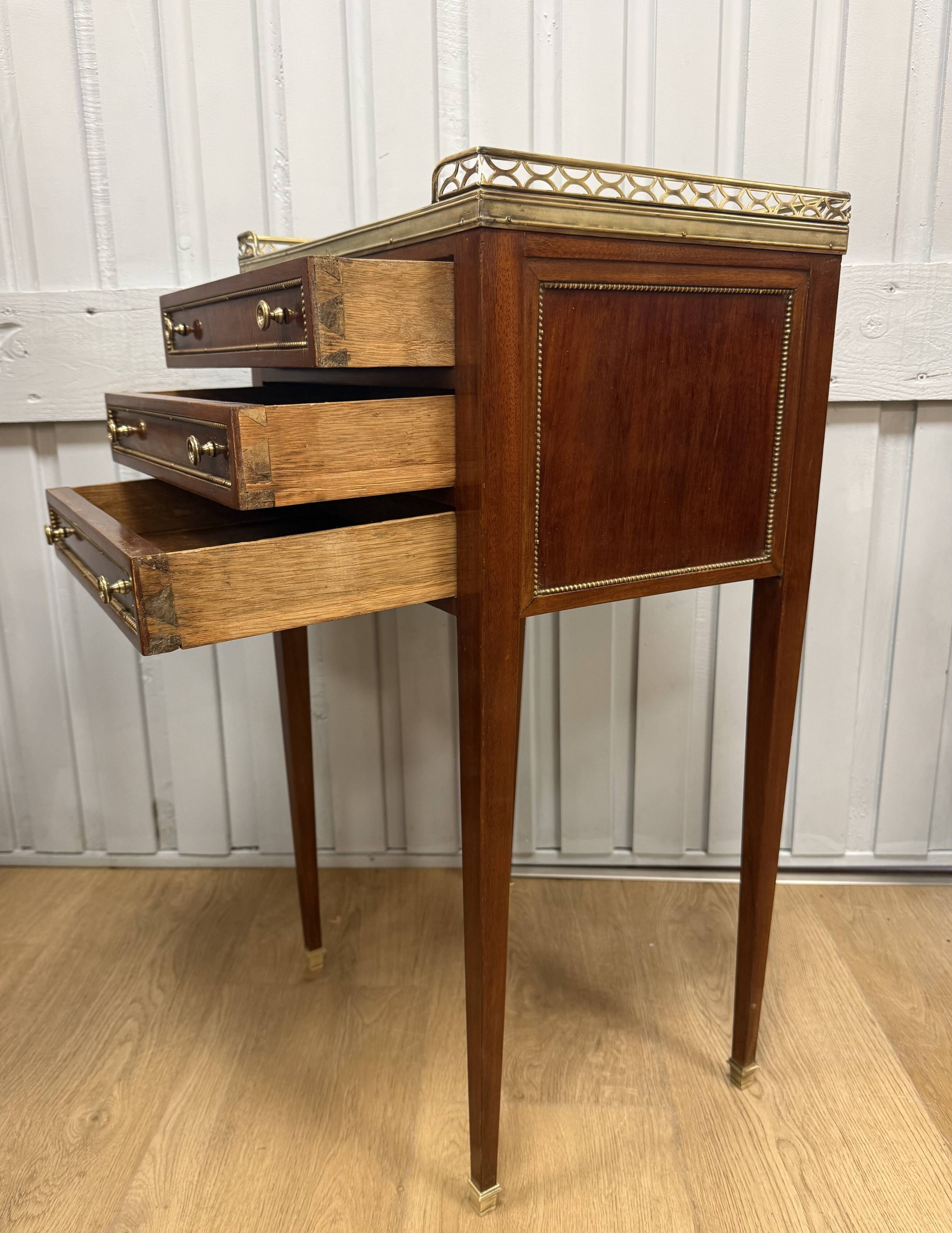 Table, chiffonnière en acajou