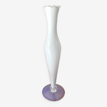 Vase en opaline blanc dentelé pieds opalescent années 50-60