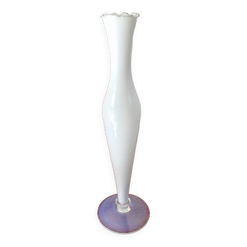 Vase en opaline blanc dentelé pieds opalescent années 50-60