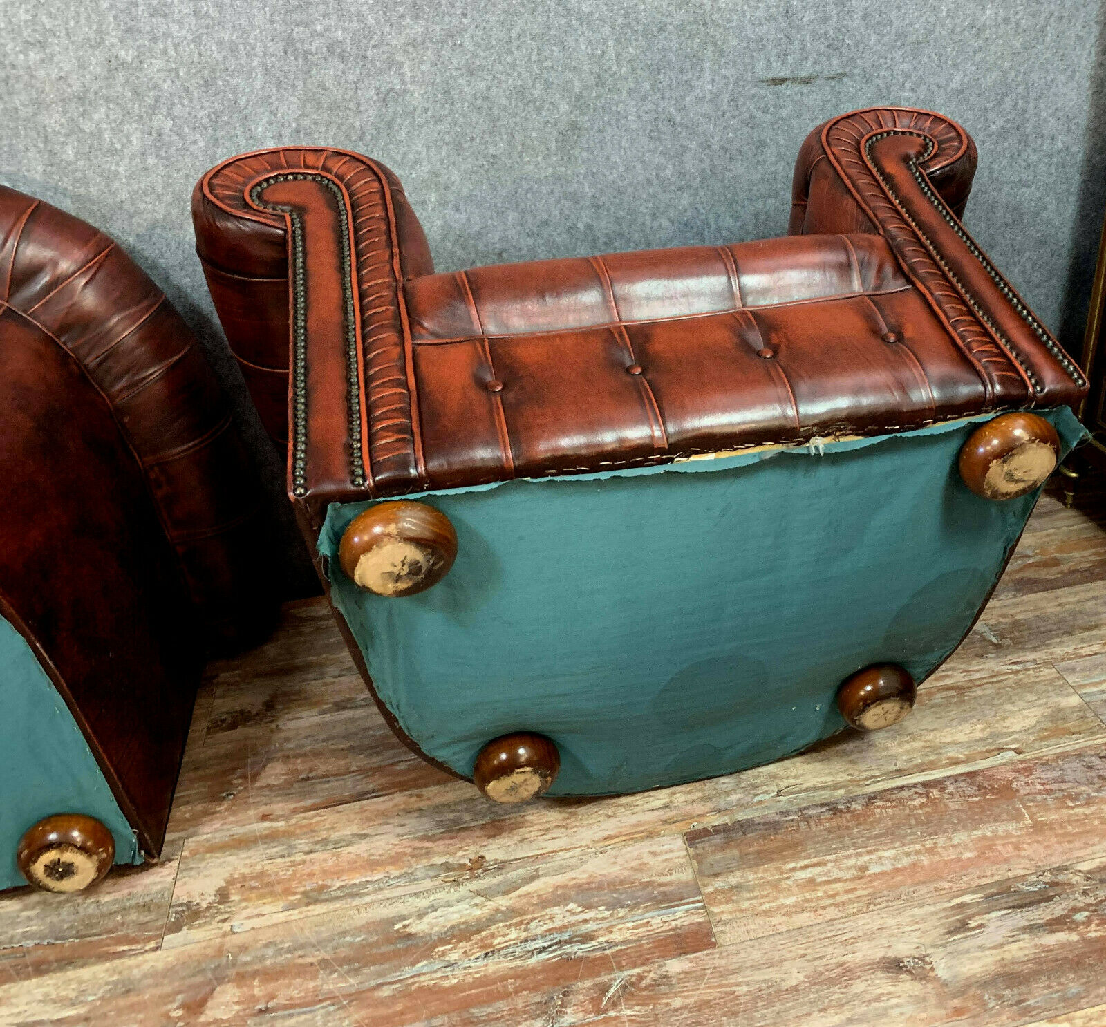Pair of Chesterfield club armchairs in burgundy circa circa 1920 upholstered leather