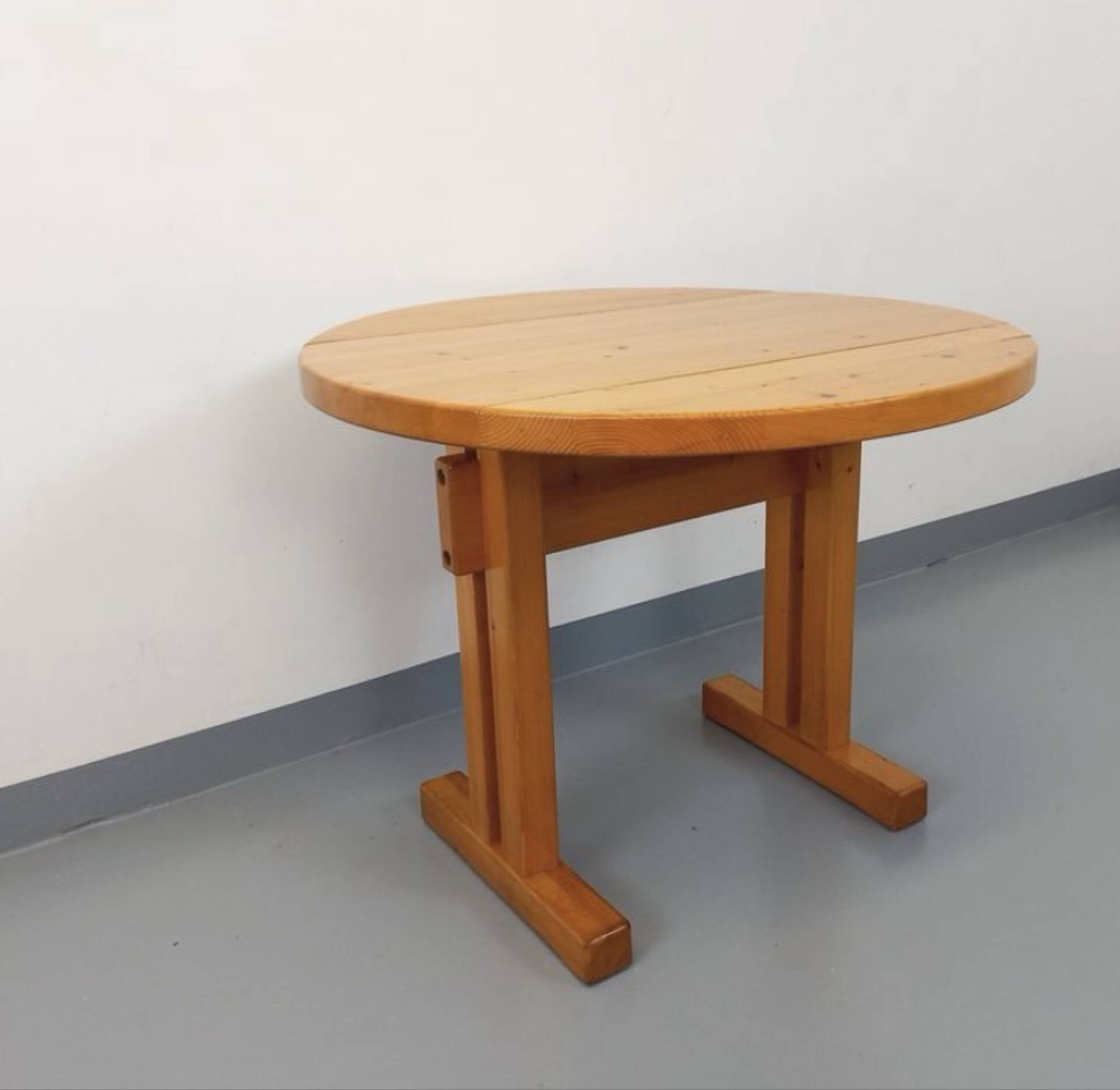 Table à manger ronde Charlotte Perriand les Arcs