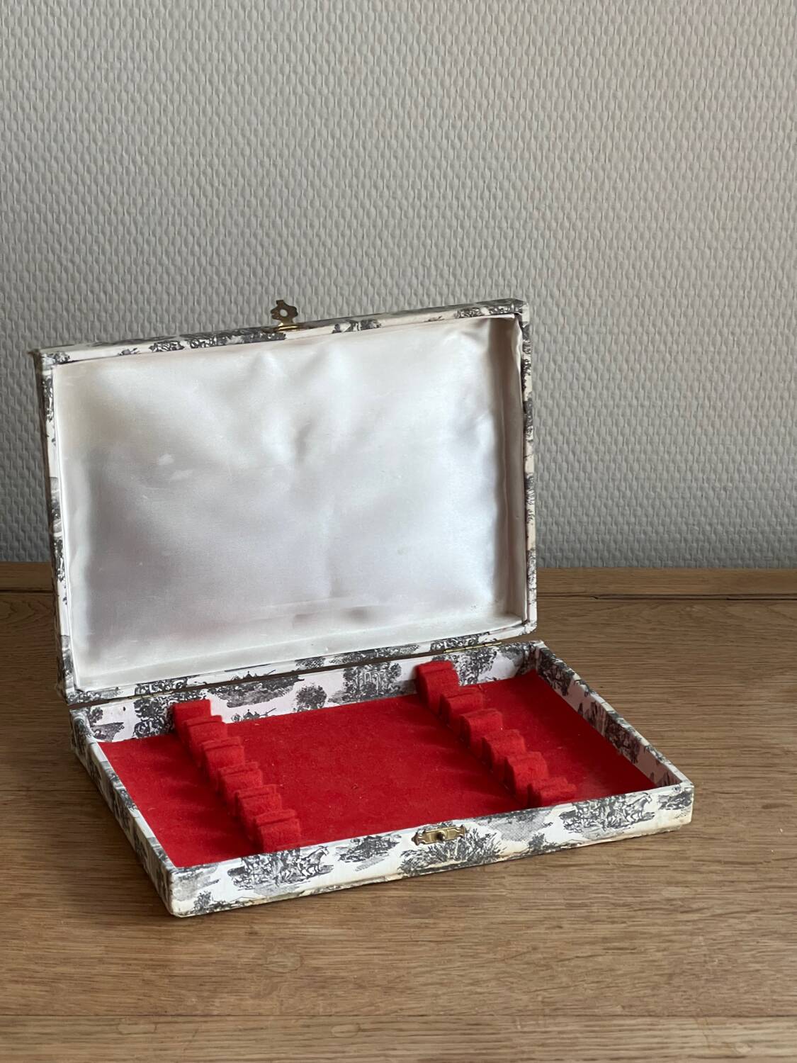 12 cheese or dessert knives