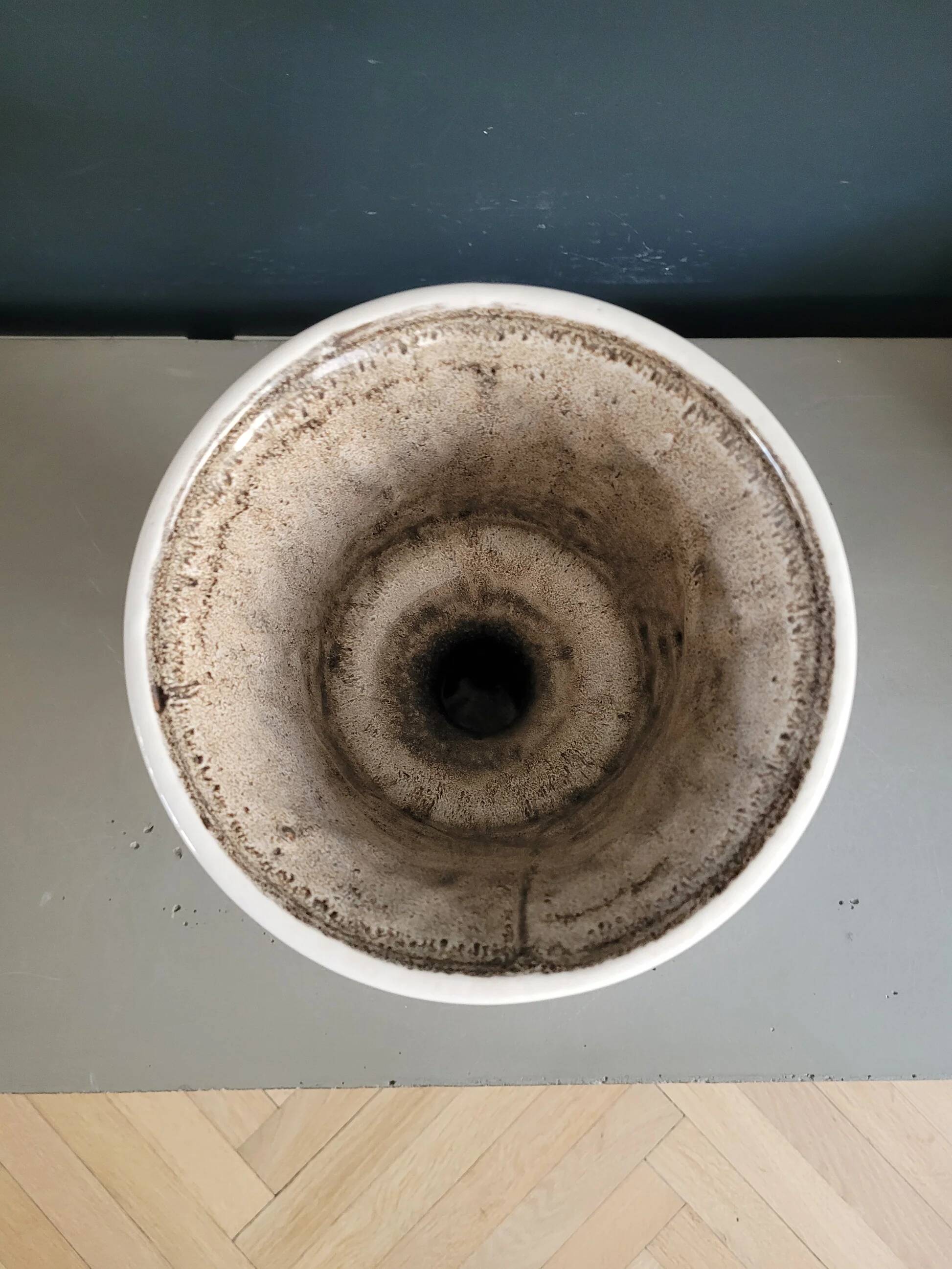 Plant pot on stand - ceramic plant holder