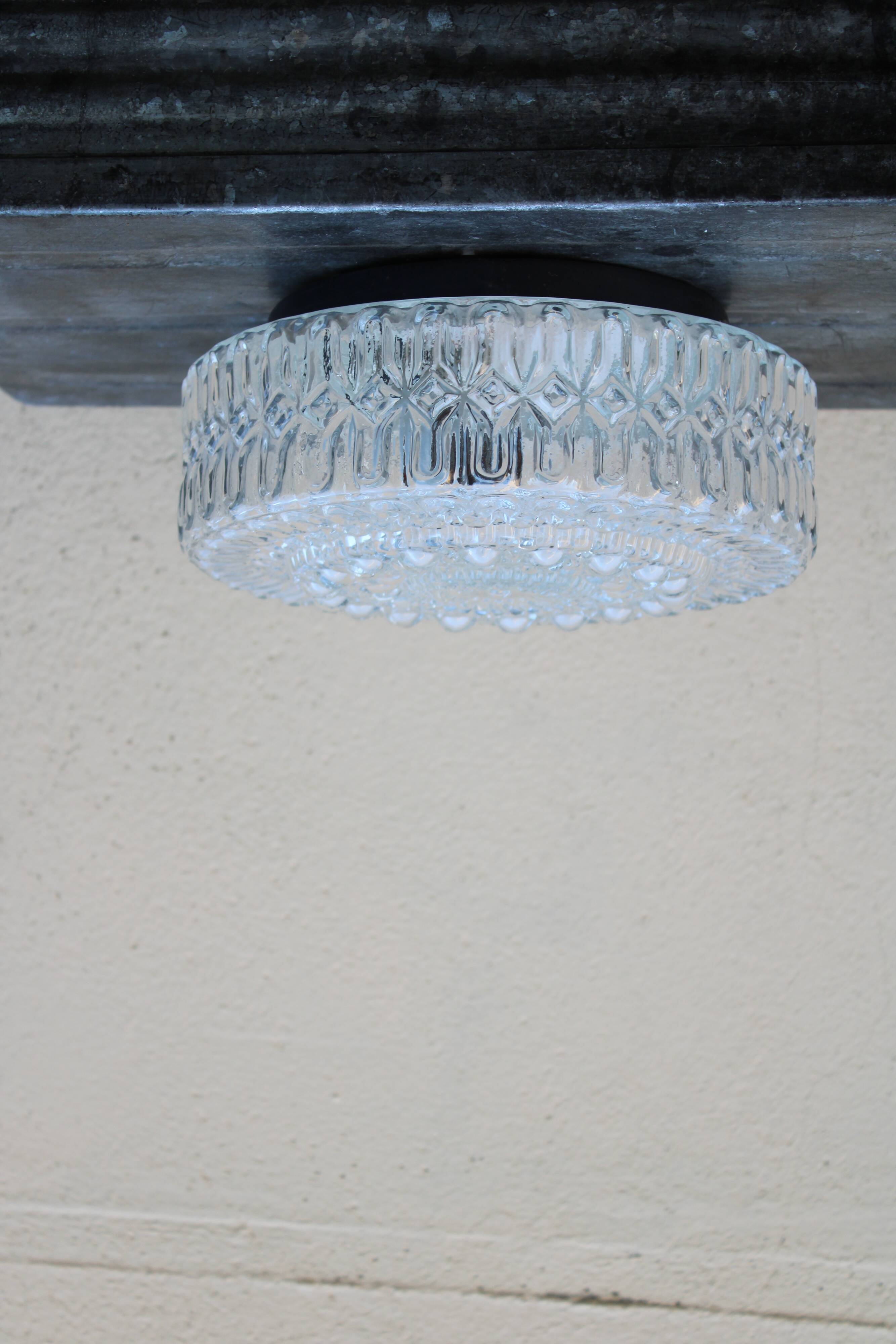 Plafonnier en verre moulé