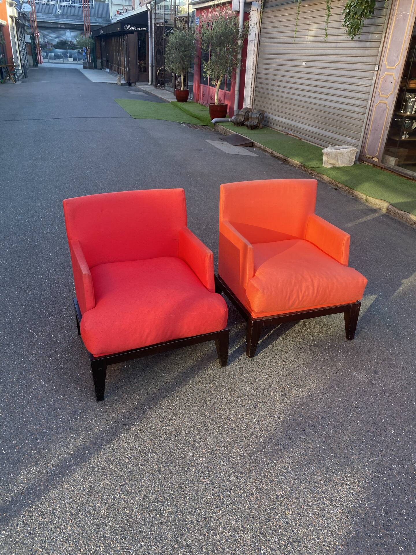 Paires des fauteuils rouge. 