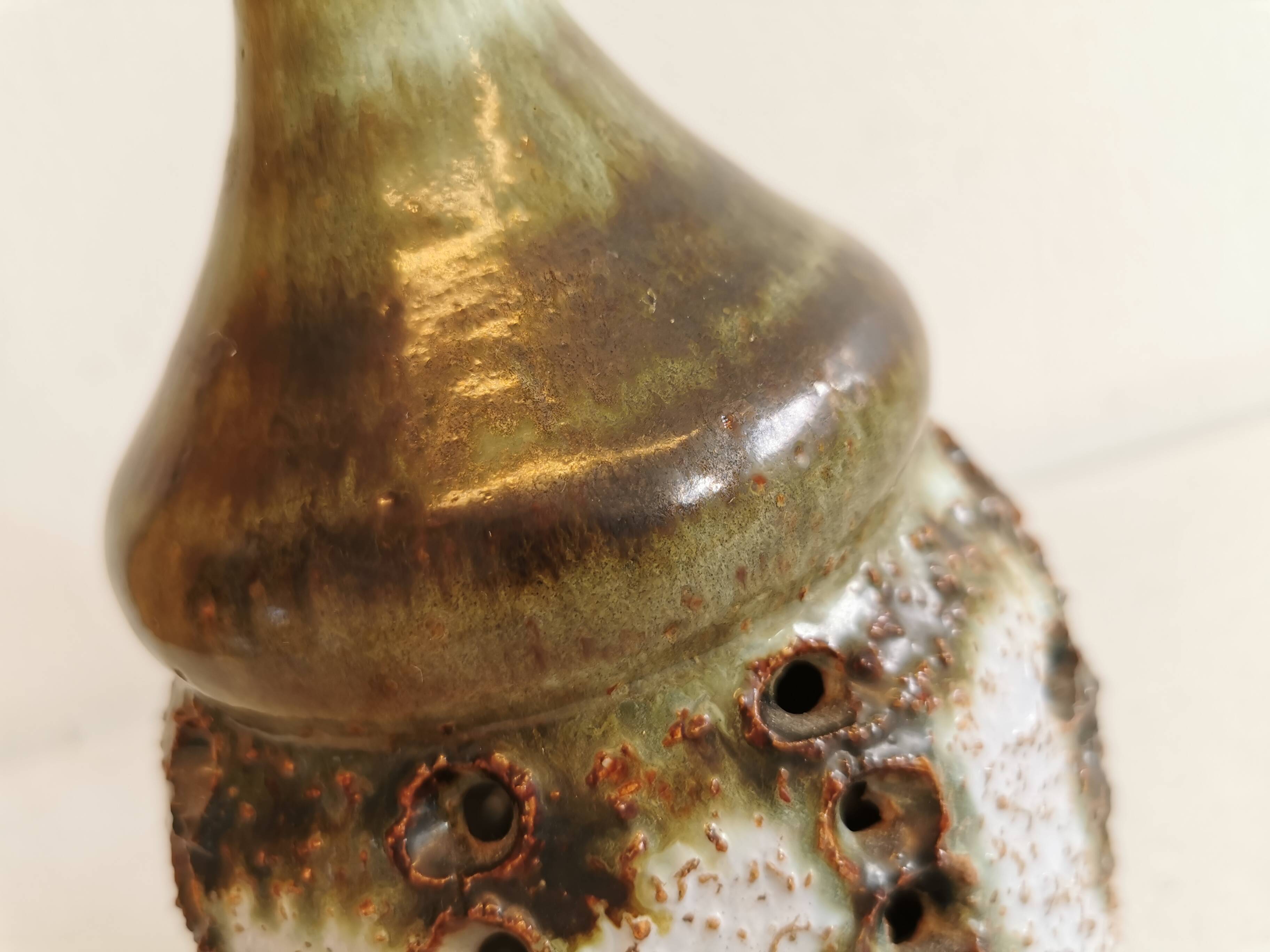 Lampe de table danoise en céramique, avec base perforée et belle glaçure.