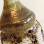 Lampe de table danoise en céramique, avec base perforée et belle glaçure.