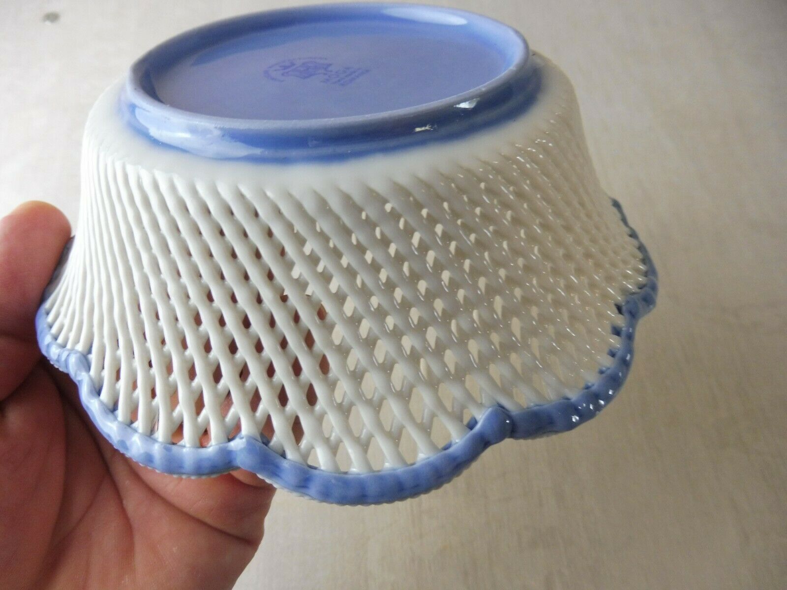 Old small basket in openwork porcelain, Moga Romania 86