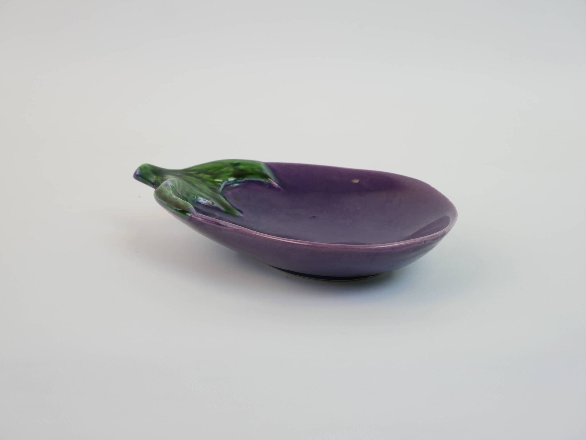 Vide poche aubergine en céramique signée Aegitna Vallauris