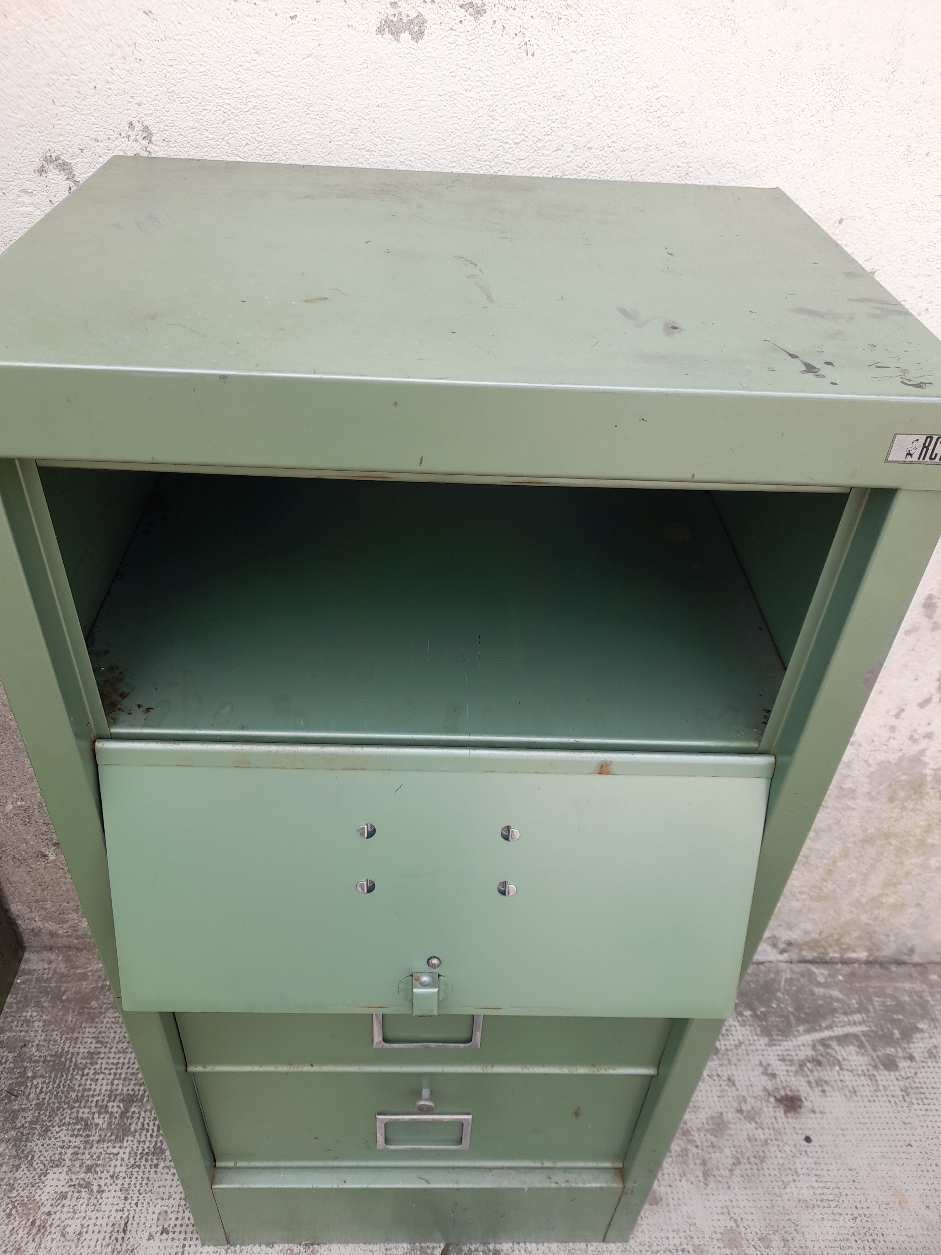 Iron clamshell cabinet