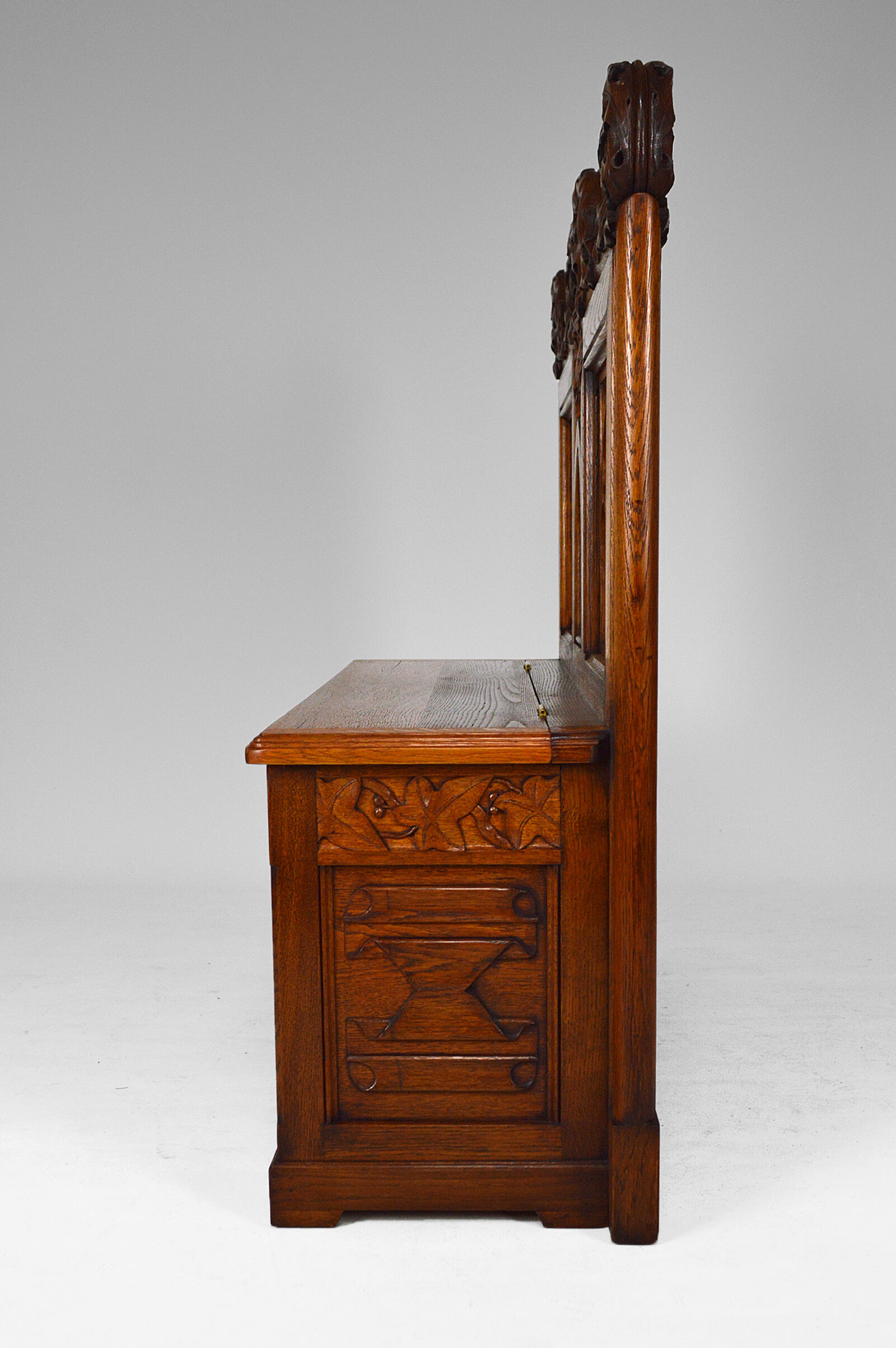 Banc coffre Gothique d'église en chêne sculpté, vers 1880