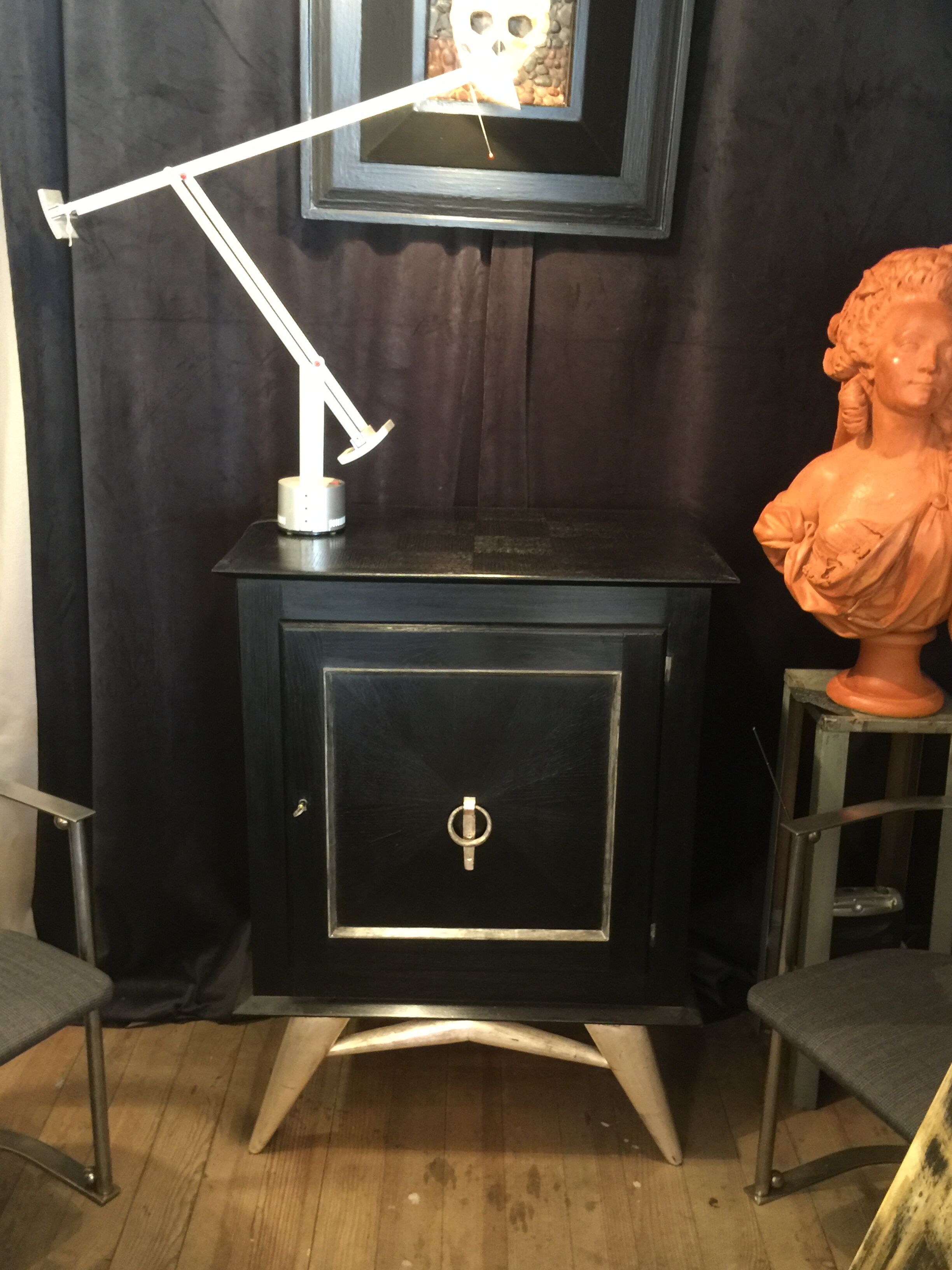 Furniture at the height of support of the 1940s