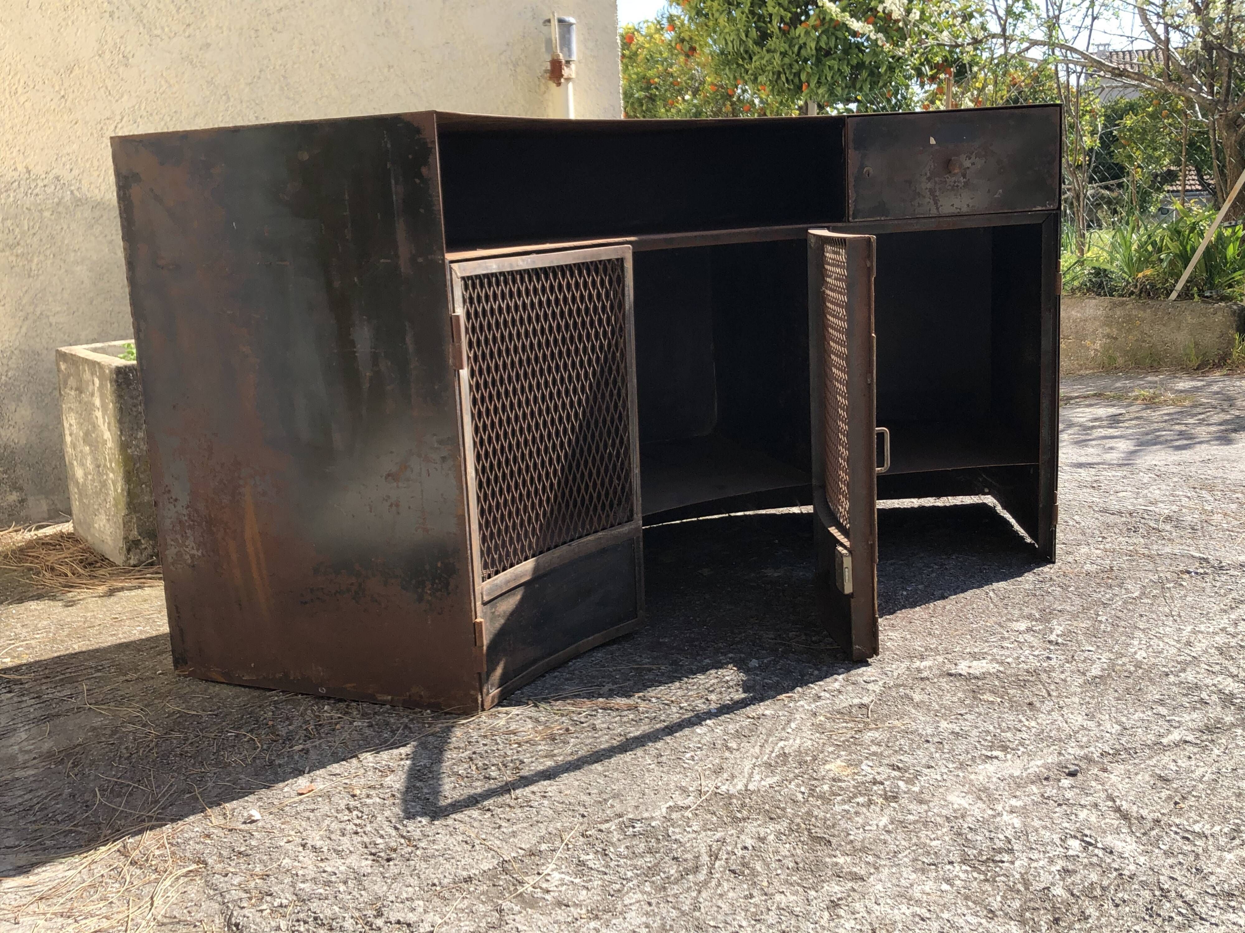 Meuble comptoir industriel en métal et fer forgé