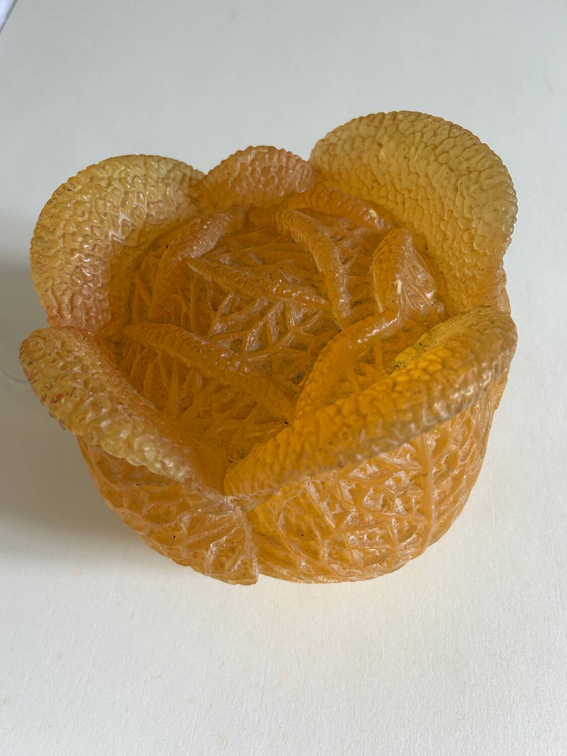 Original amber orange resin lamp in the shape of a cabbage, dating from the years.
