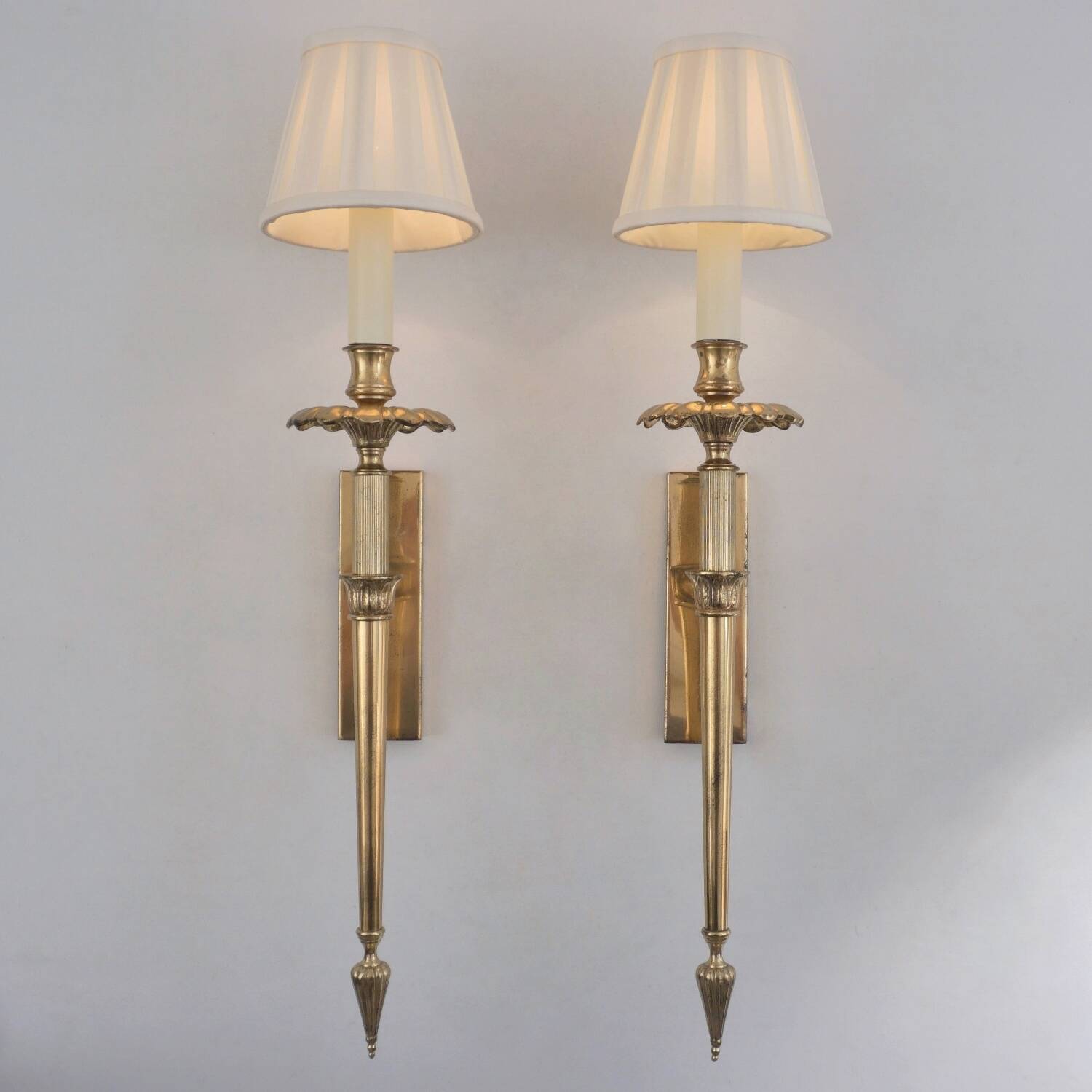 Paire de lampes murales en laiton de style néoclassique, acanthe, années 1950 françaises.